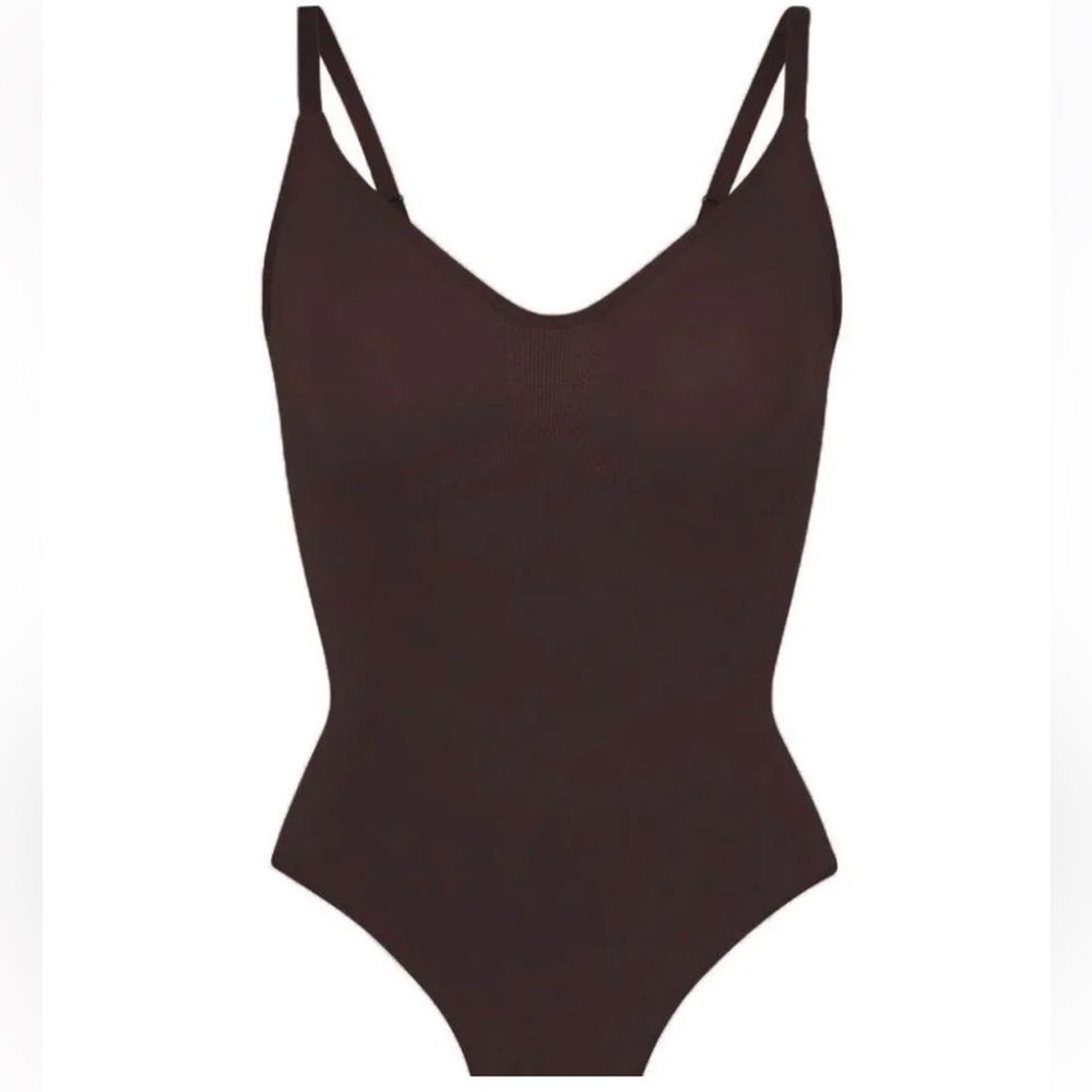 Skims Seamless Sculpt Thong Expresso - Picture 2 of 5